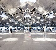 Architekto Dougo Aitkeno sukurtas namas vien i&scaron; veidrodžių