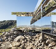 Architekto Dougo Aitkeno sukurtas namas vien i&scaron; veidrodžių