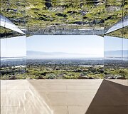 Architekto Dougo Aitkeno sukurtas namas vien i&scaron; veidrodžių