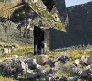 Architekto Dougo Aitkeno sukurtas namas vien i&scaron; veidrodžių