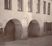 Mokyklos kiemas Žydų gatvėje 1913 metais