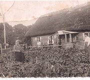 1938 m. Apolonija &Scaron;ilinienė prie savo sodybos Palėvenėje, kurioje buvo Krautuvė