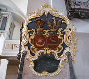 Fundatorių ložės kartu&scaron;as papuo&scaron;tas fundatorių Ti&scaron;kevičių ir Buholcų &scaron;eimos herbais