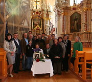 I&scaron; kairės K. Dudėno anūkas, dukra Rima Dudėnaitė  - Baranauskienė, renginio organizatorė Aldona Ramanauskienė, kunigas Justas Jasėnas, knygą pristato Noriūnų bibliotekos vyr. bibliotekininikė Irėna Gasparonienė