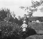I&scaron; kairės Vilhelmas Elisonas, Jurgis Elisonas, mama Elzbieta, Jurgio žmona Onutė, dukrelė Gražina