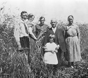 Jurgis Elisonas tėvi&scaron;kėje su broliais Vytautu ir Vilhelmu, motina Elzbieta