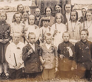 Vaikai  po I komunijos su tėvais ir tretininke kuri paruo&scaron;ė vaikus apie 1930 metus