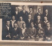 Palėveniečiai artistai 1929 m. : antroje eilėje II i&scaron; de&scaron;inės sėdi P.Grakauskas, Palėvenės vargonininkas, mėgėjų artistų būrelio režisierius