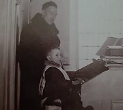 Povilas Grakauskas su sūneliu Vytuku prie Palėvenės bažnyčios vargonų