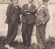 1930m. Povilas Grakauskas bažnyčios &scaron;ventoriuje su draugais kitų parapijų vargonininkais