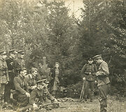 Dainavos apygardos Kazimieraičio rinktinės partizanai fotografuojasi. Fotoaparatą laiko ir bendražygius fotografuoja Juozas Makarevičius-Žilvitis. 1950 m.