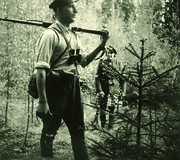 Žemaičių apygardos &Scaron;atrijos rinktinės partizanai Domas Alekna-Klevas ir Zuzana Montvidaitė-Eglaitė. Fotografuota 1950 m. liepos 20 d. per partizani&scaron;kas vestuves.