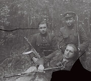 13 Kokybi&scaron;kiausi atspaudai mus pasiekia daryti i&scaron; stiklo negatyvų. Tokiu būdu partizanus fotografavo vienetai. Vyčio apygardos Žaliosios rinktinės partizanai. Metai nežinomi._1