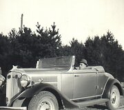 Pranas Hiksa savo automobilyje Hudson Essex terraplane XX a. 4 de&scaron;. Fotografas nežinomas. I&scaron; Gitauto Žičkaus kolekcijos