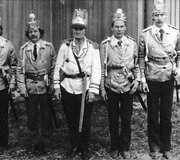 Pievėnų Kristaus kapo sargyba i&scaron; kairės: Stasys Jok&scaron;as, Vaclovas Žvirzdinas, Jonas Pranauskis, Antanas Grajauskas, Alfonsas Butkus. XX a. 8 de&scaron;.