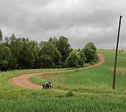 Pasvirę elektros stulpai Rusakalnio kaime