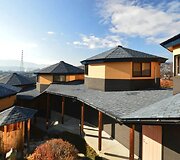 Vaikystės namas perstatytas į modernią zen &scaron;ventovę Japonijos kaime ie&scaron;ko pirkėjų 