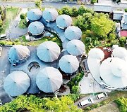 Vaikystės namas perstatytas į modernią zen &scaron;ventovę Japonijos kaime ie&scaron;ko pirkėjų 