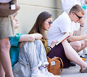 Žmonės renkasi prie Vilniaus universiteto laukdami Joe Bideno kalbos