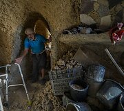 Nissimas Kahlonas i&scaron;kalė namus i&scaron; smiltainio uolų, i&scaron; kurių atsiveria vaizdas į Viduržemio jūrą Izraelyje