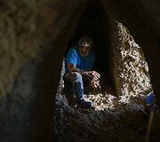 Nissimas Kahlonas i&scaron;kalė namus i&scaron; smiltainio uolų, i&scaron; kurių atsiveria vaizdas į Viduržemio jūrą Izraelyje