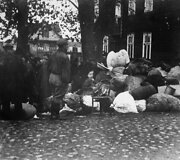 Kauno geto gyventojai apžiūri deportuotų žmonių paliktą ry&scaron;ulių krūvą