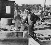 Geto likvidavimą i&scaron;gyvenęs žydas prie jo griuvėsių