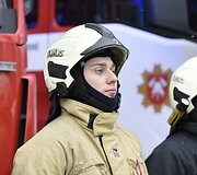 Lietuvos ugniagesiai gelbėtojai Tylos minute pagerbė žuvusio kolegos Rolando Venslauskio atminimą