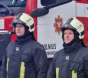 Lietuvos ugniagesiai gelbėtojai Tylos minute pagerbė žuvusio kolegos Rolando Venslauskio atminimą