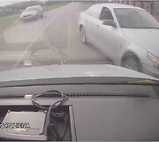 Pareigūnas panaudojo tarnybinį ginklą &ndash; &scaron;ovė į automobilį  