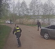 Pareigūnas panaudojo tarnybinį ginklą &ndash; &scaron;ovė į automobilį  