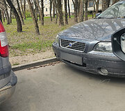 Daugiabučio Kaune gyventojas piktinasi kieme vietą užimančiais apleistais automobiliais