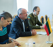 Juozas Olekas sustiko su Vokietijos Bundestago gynybos komiteto pirmininko pavaduotoju dr. Karl A. Lamers ir Vokietijos ambasadore