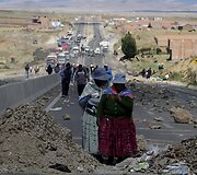 Bolivijos gyventojai protestuoja dėl geresnio susisiekimo keliais