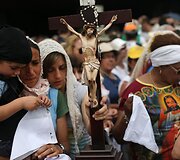 Tūkstančiai katalikų Fatimos aprei&scaron;kimo metinių mi&scaron;iose Portugalijoje