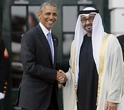 Barakas Obama su Jungtinių Arabų Emyratų atstovu Mohammed bin Zayed al-Nahyan