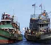 Žvejų laivas dalinasi savo maisto atsargomis su dreifuojančiais imigrantais