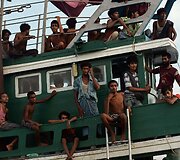 Prie Tailando krantų pastebėtas dreifuojantis laivas pilnas nelegalių imigrantų
