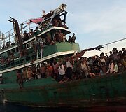 Prie Tailando krantų pastebėtas dreifuojantis laivas pilnas nelegalių imigrantų