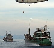I&scaron;sekusiems imigrantams perduodamos vandens ir maisto atsargos