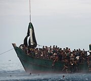 Prie Tailando krantų pastebėtas dreifuojantis laivas pilnas nelegalių imigrantų