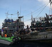 Prie Tailando krantų pastebėtas dreifuojantis laivas pilnas nelegalių imigrantų