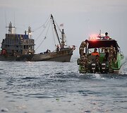 Prie Tailando krantų pastebėtas dreifuojantis laivas pilnas nelegalių imigrantų