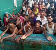 Prie Tailando krantų pastebėtas dreifuojantis laivas pilnas nelegalių imigrantų