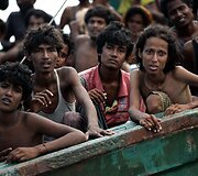 Prie Tailando krantų pastebėtas dreifuojantis laivas pilnas nelegalių imigrantų