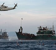 I&scaron;sekusiems imigrantams perduodamos vandens ir maisto atsargos