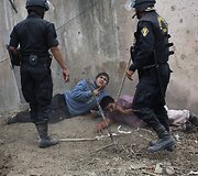 Peru policija vaiko neteisėtai žemę pasisavinusius gyventojus