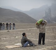 Peru policija vaiko neteisėtai žemę pasisavinusius gyventojus
