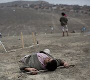 Peru policija vaiko neteisėtai žemę pasisavinusius gyventojus