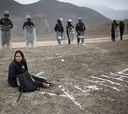 Peru policija vaiko neteisėtai žemę pasisavinusius gyventojus